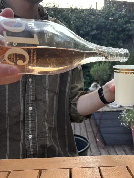 Pouring Folc rosé in a garden